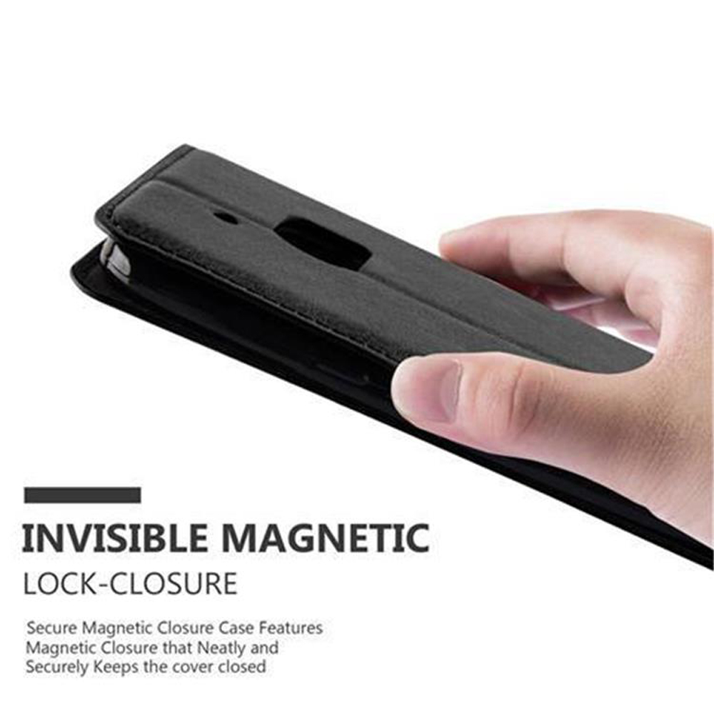 Custodia nera per telefono con chiusura magnetica, tenuta in mano.