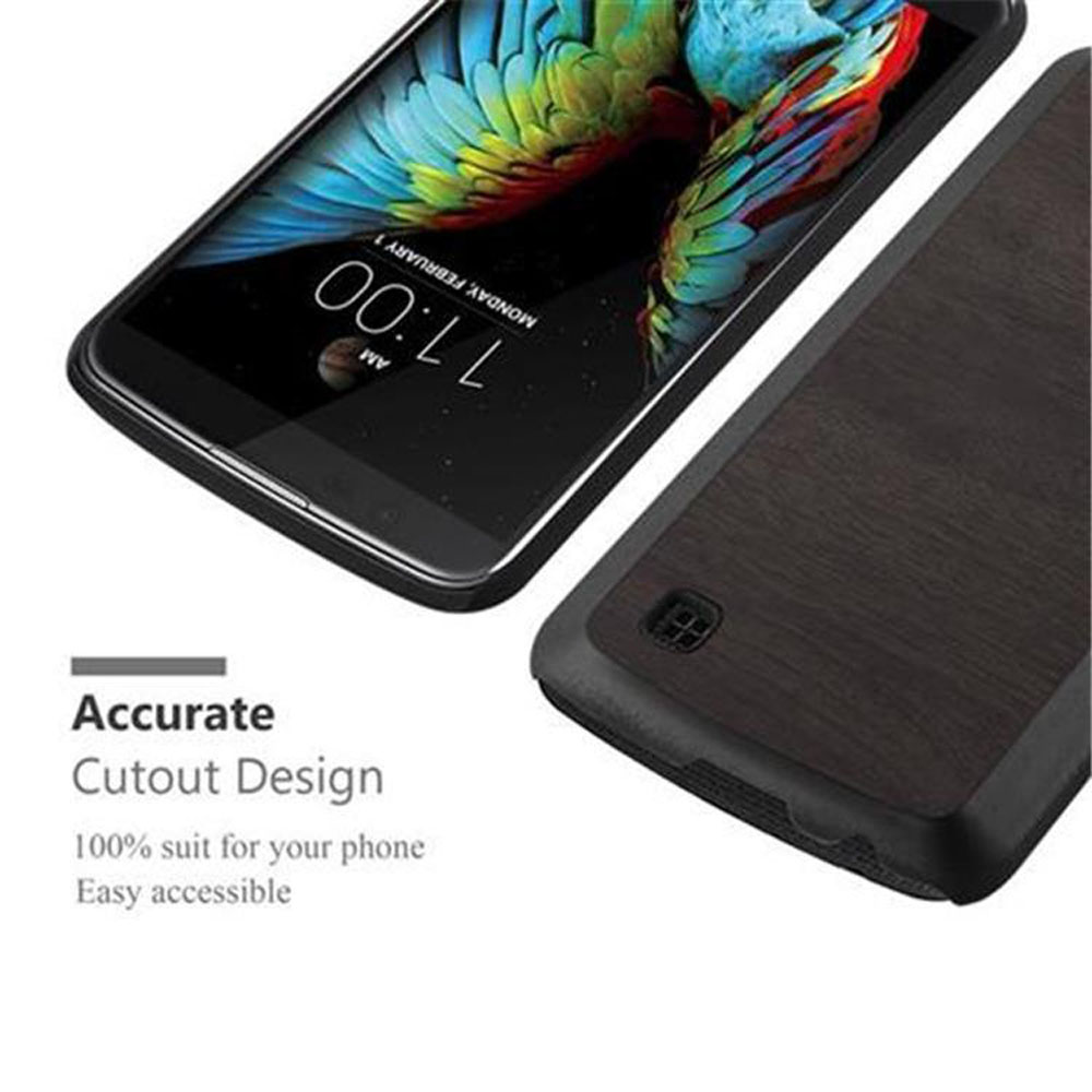 Uno smartphone con custodia effetto legno e sfondo colorato.