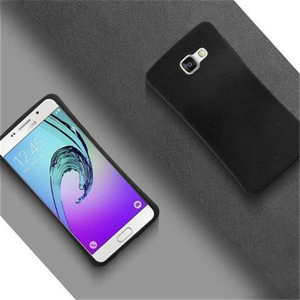 Uno smartphone nero con schermo aperto è a sinistra. A destra c'è una custodia nera.