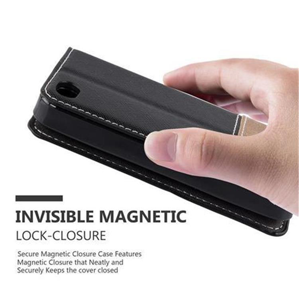 Mano che tiene una custodia nera per telefono con chiusura magnetica.