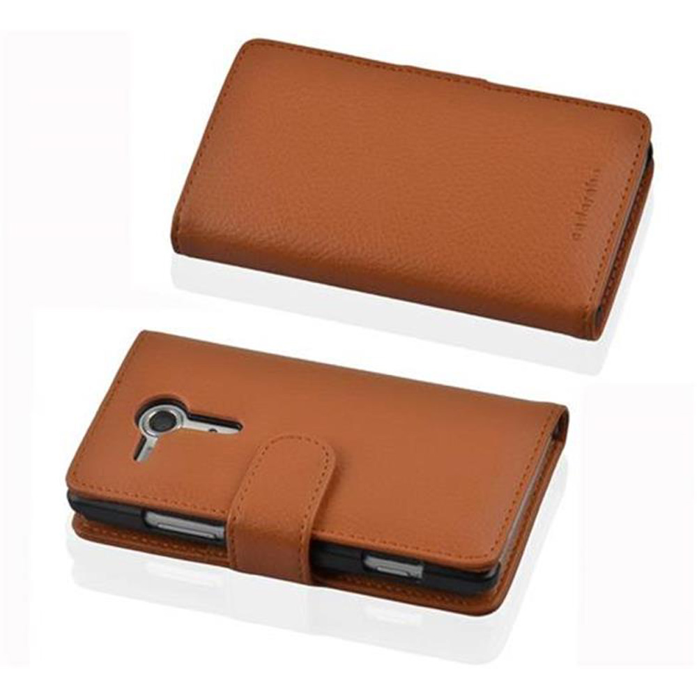 Funda de teléfono de cuero marrón con corte para cámara y cierre a presión.