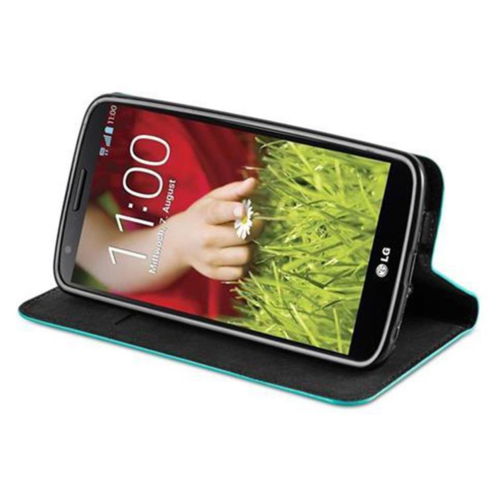 Uno smartphone LG in una custodia mostra le 11:00 e un fiore sull'erba.