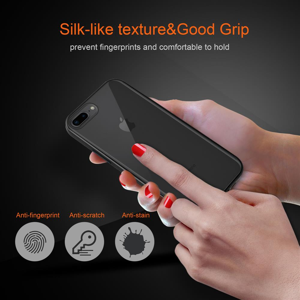 Una mano tiene un iPhone nero con custodia trasparente. Icone anti-impronte, anti-graffio e anti-macchia.