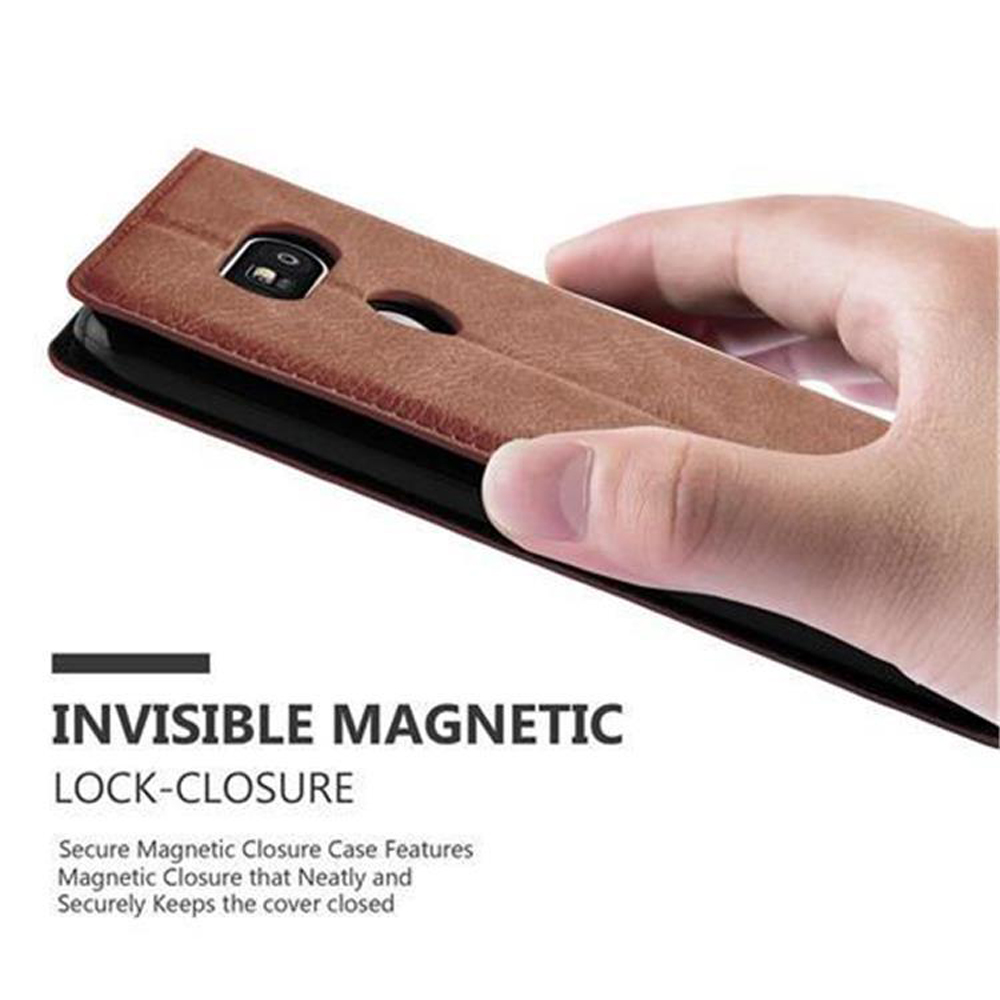 Braune Handyhülle mit magnetischem Verschluss, von einer Hand gehalten.