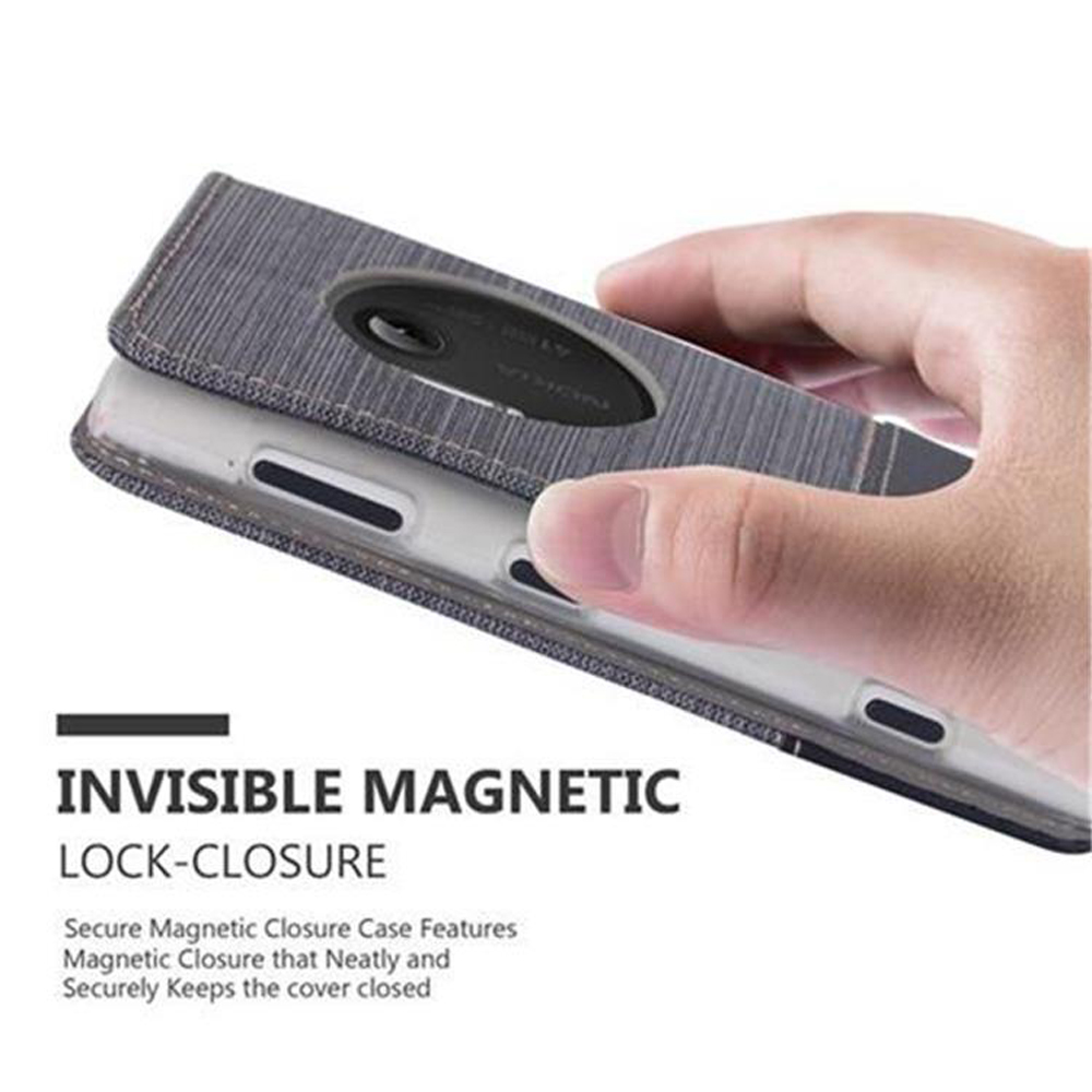 Custodia grigia per telefono con chiusura magnetica tenuta da una mano.