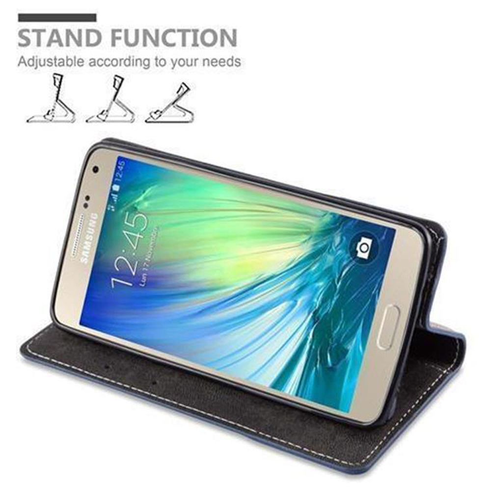 Ein Samsung-Smartphone in einer dunkelblauen Hülle mit Ständerfunktion.