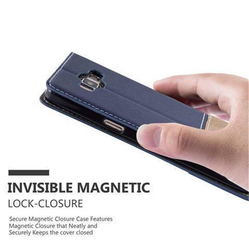 Eine Hand hält eine dunkelblaue Handyhülle mit magnetischem Verschluss.