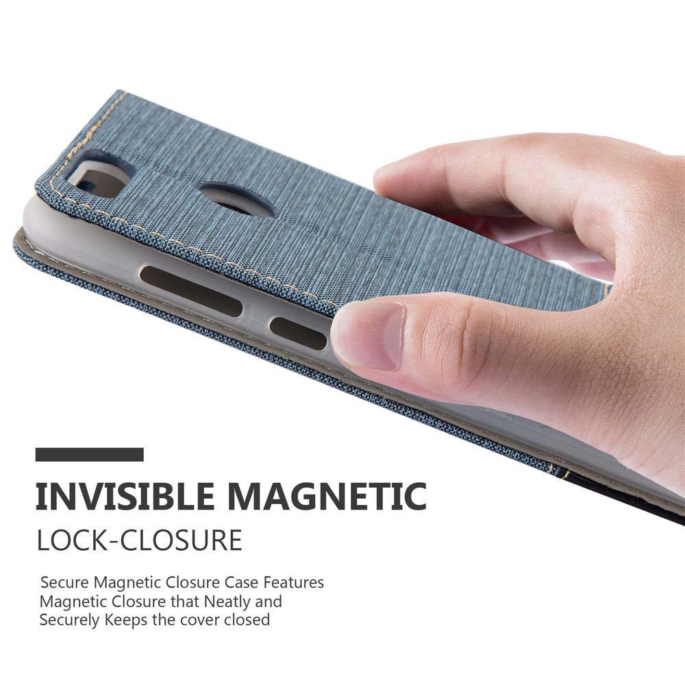 Una mano tiene una custodia per telefono blu con chiusura magnetica invisibile.