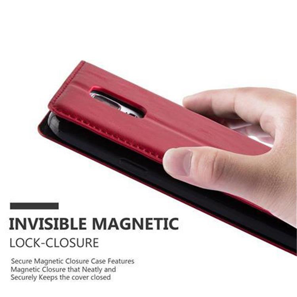 Una mano sostiene una funda roja para teléfono con cierre magnético.