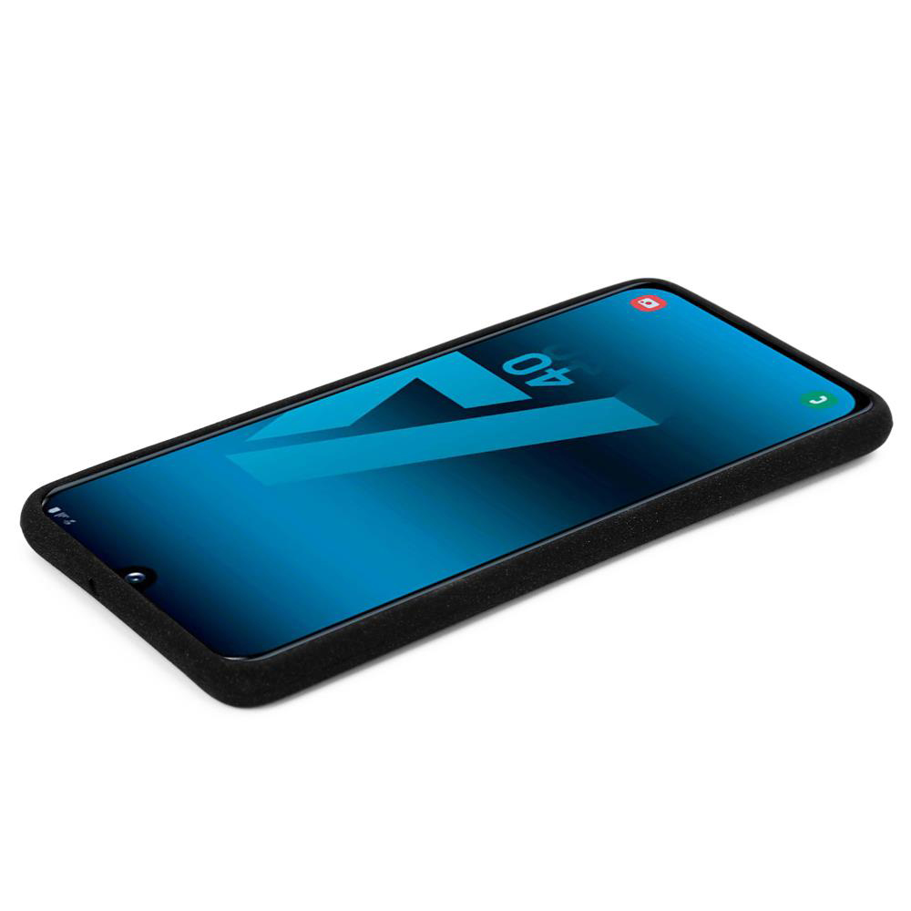 Uno smartphone in custodia nera su sfondo bianco, con sfondo blu.