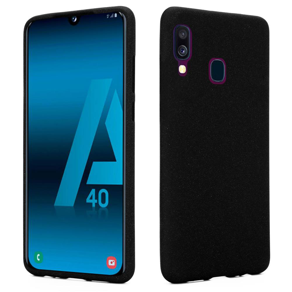 Uno smartphone nero in custodia, viste frontale e posteriore.