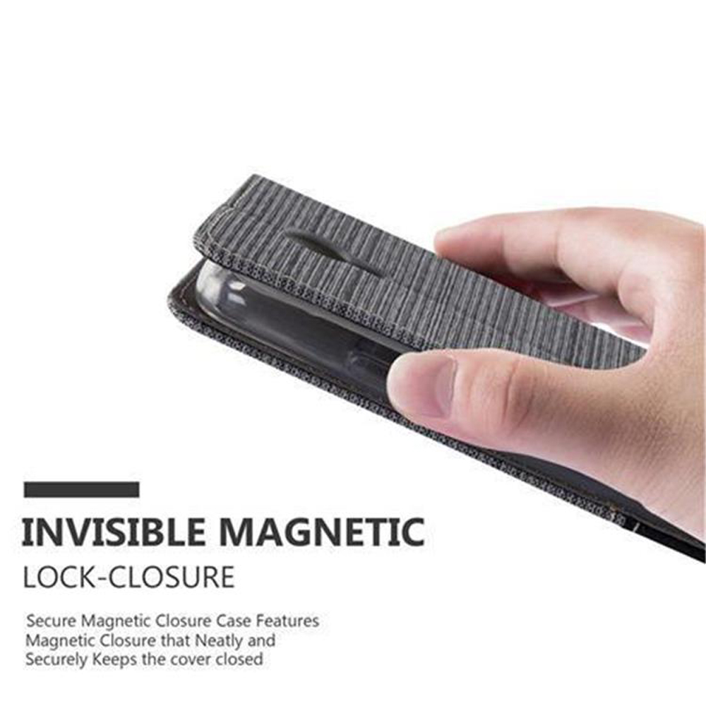 Una mano sujeta una funda de teléfono gris rayada con un teléfono transparente dentro. Cierre magnético.