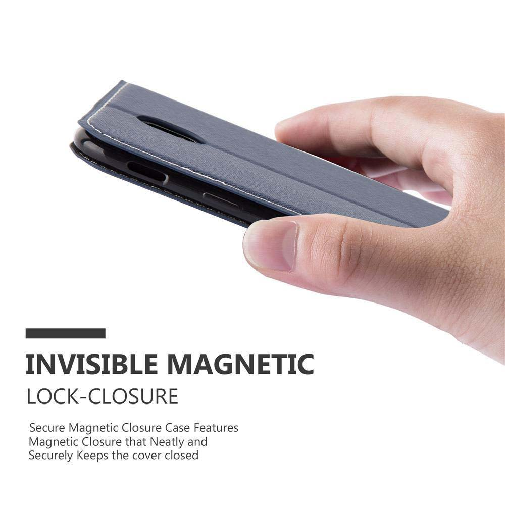 Una mano tiene una custodia per telefono grigio scuro con chiusura magnetica.