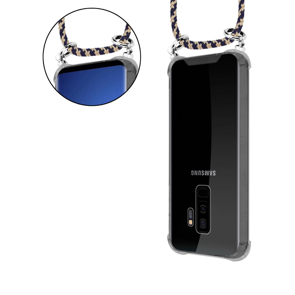 Uno smartphone Samsung nero in custodia trasparente con laccetto.