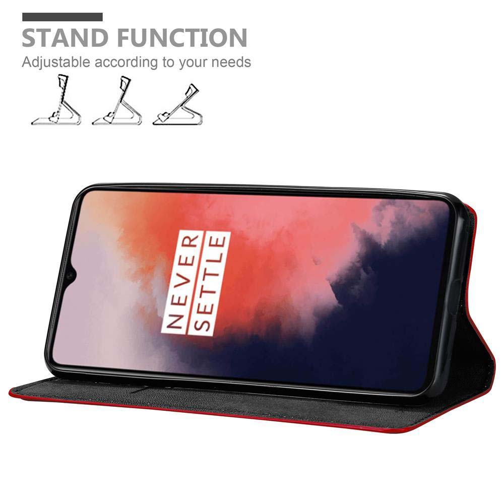 Uno smartphone in custodia rossa che funge da supporto. In alto sono mostrati tre diagrammi.