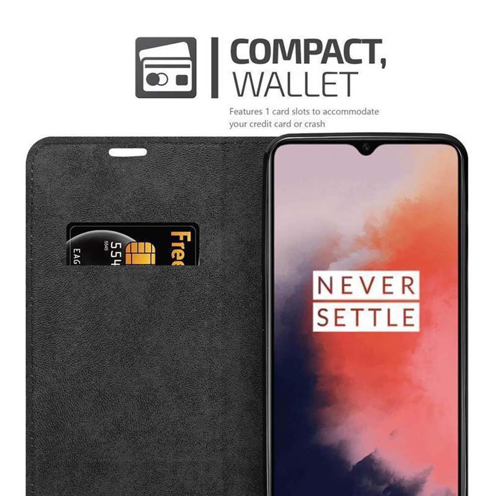 Custodia a portafoglio nera con una carta e uno smartphone che mostra 'NEVER SETTLE'.