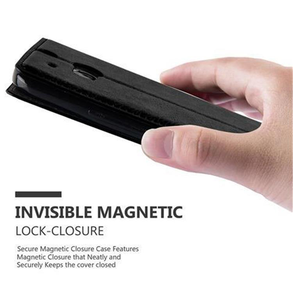 Una mano sujeta una funda de teléfono negra con cierre magnético.