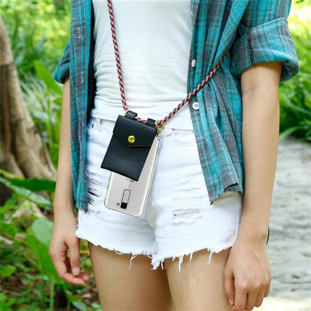 Frau trägt weiße Shorts, ein weißes Top und eine karierte Bluse mit Handy-Umhängetasche.