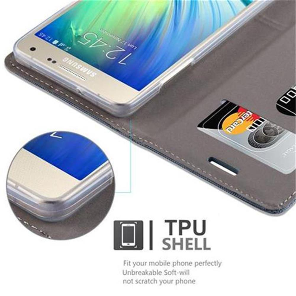 Uno smartphone in una custodia grigia con slot per carte. Vista dettagliata.