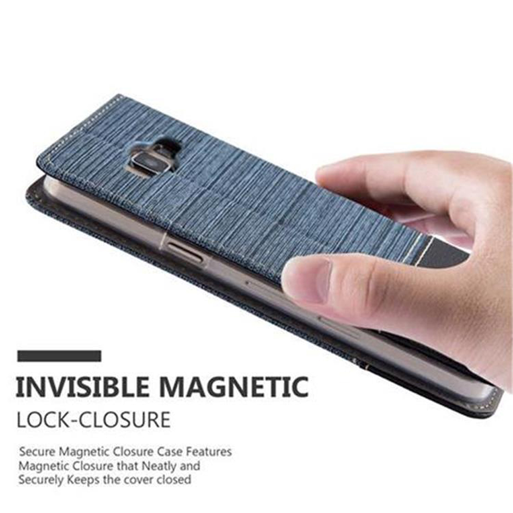 Mano che tiene una custodia per telefono blu testurizzata con chiusura magnetica.