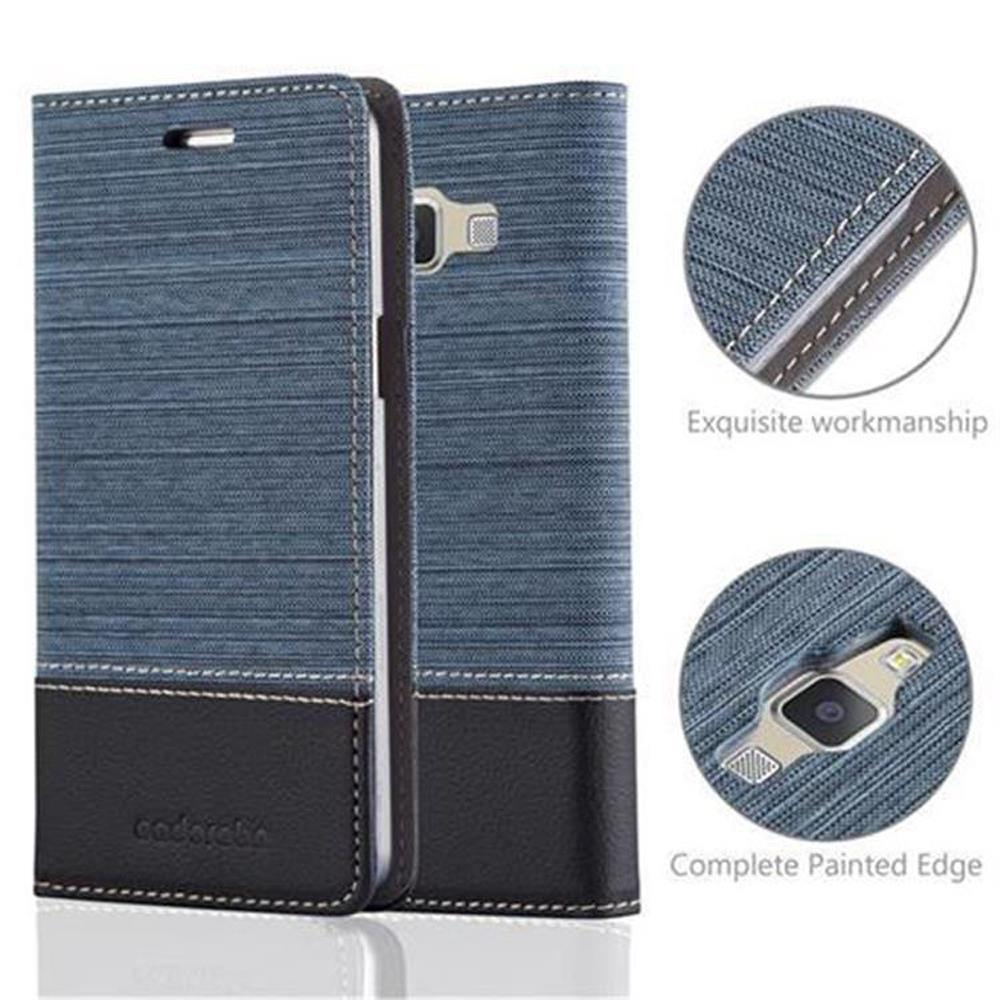 Custodia per telefono blu e nera con dettagli di cucitura e ritaglio fotocamera.
