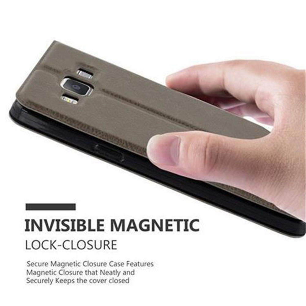 Mano tiene una custodia per telefono marrone con chiusura magnetica.