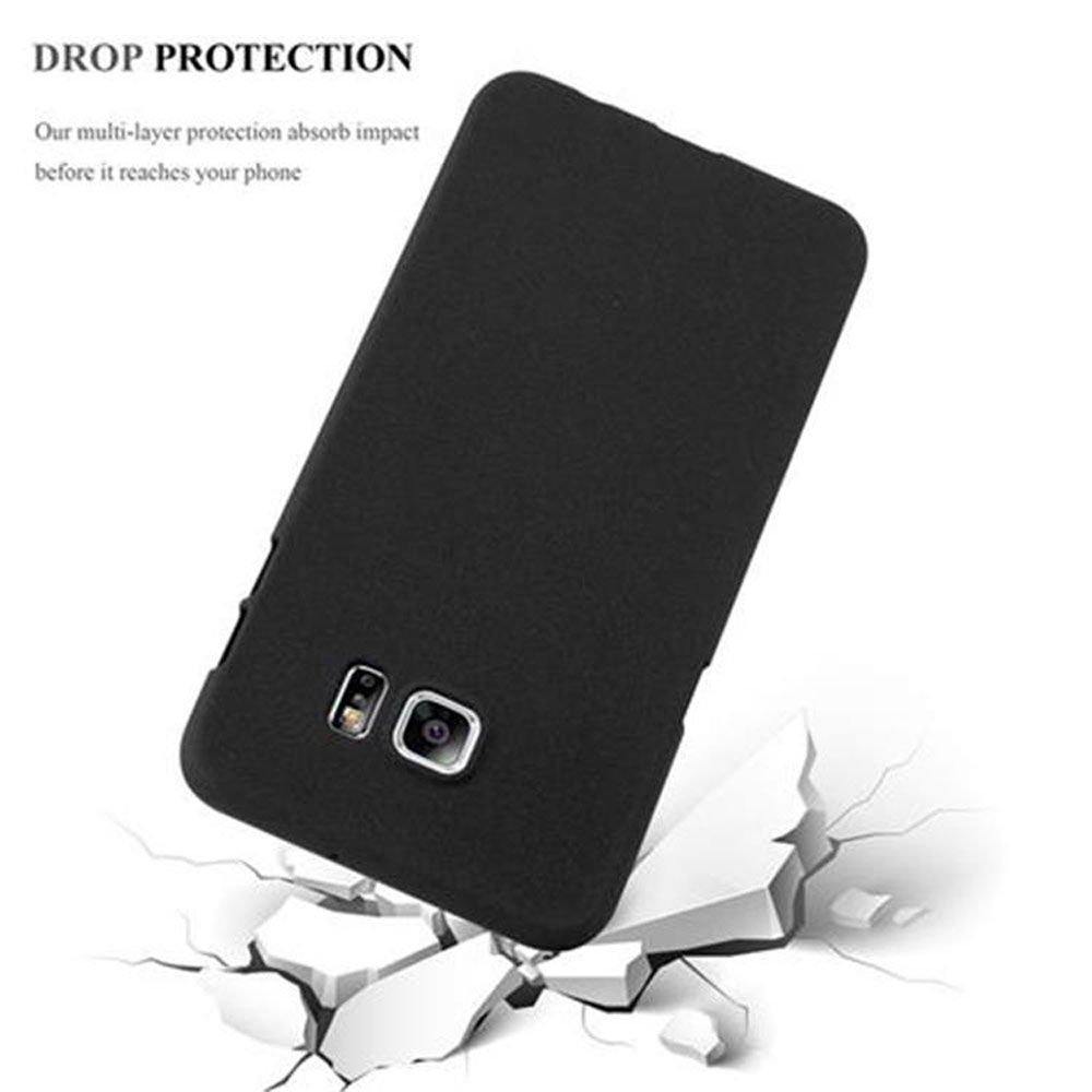 Cover nera per telefono cade su terreno incrinato, mostrando protezione.