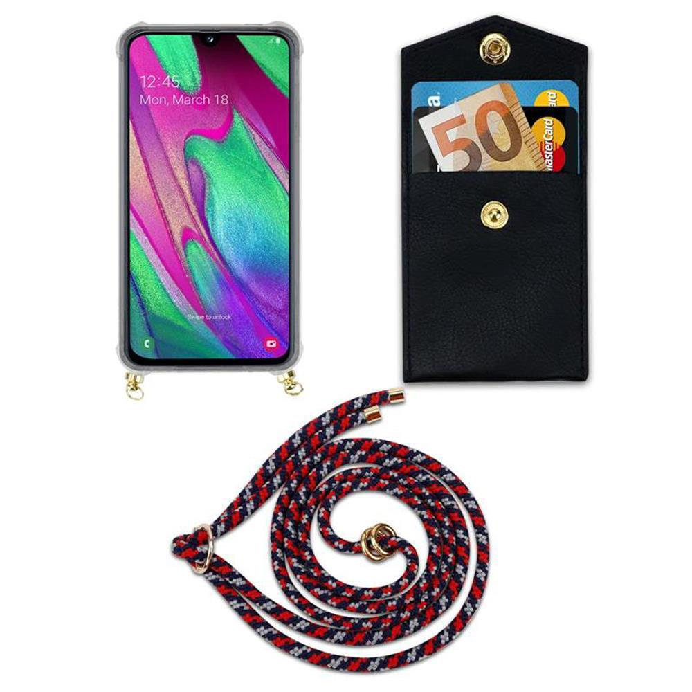 Uno smartphone in custodia, un portafoglio con soldi e carte, e un cordino.
