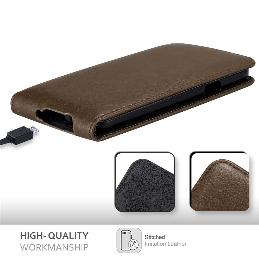 Custodia in pelle marrone con cavo USB e primi piani delle cuciture.