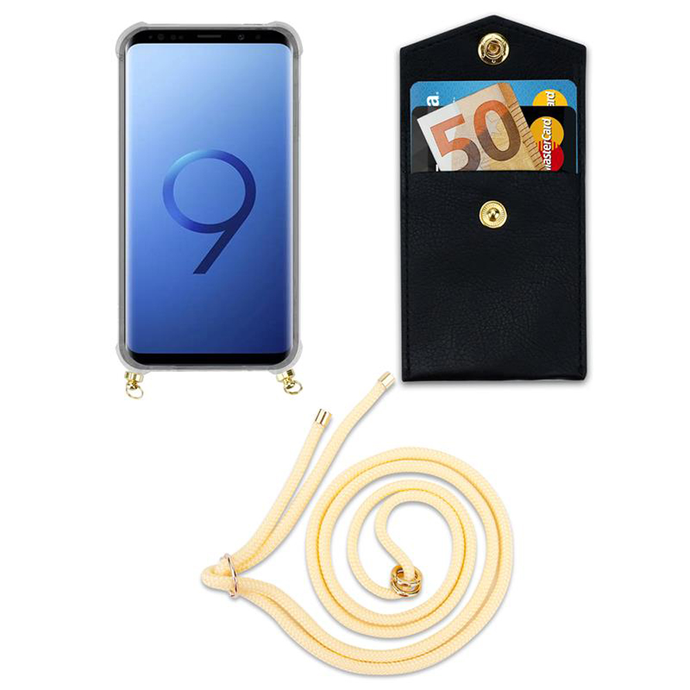 Una custodia per telefono, un portafoglio con soldi e carte, e un laccetto giallo su sfondo bianco.