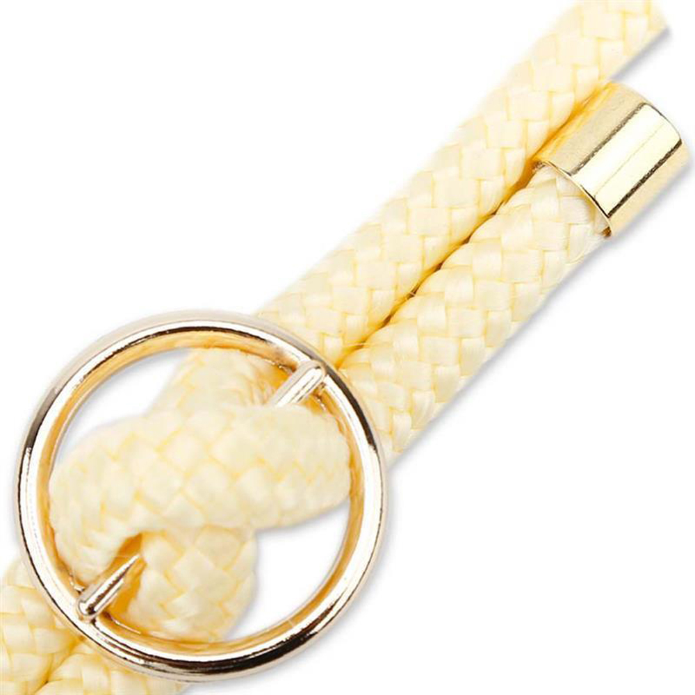 Due corde color crema con anello dorato e cappuccio dorato su sfondo bianco.