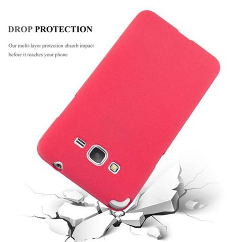 Funda roja para teléfono con cámara y flash cayendo sobre superficie blanca agrietada.