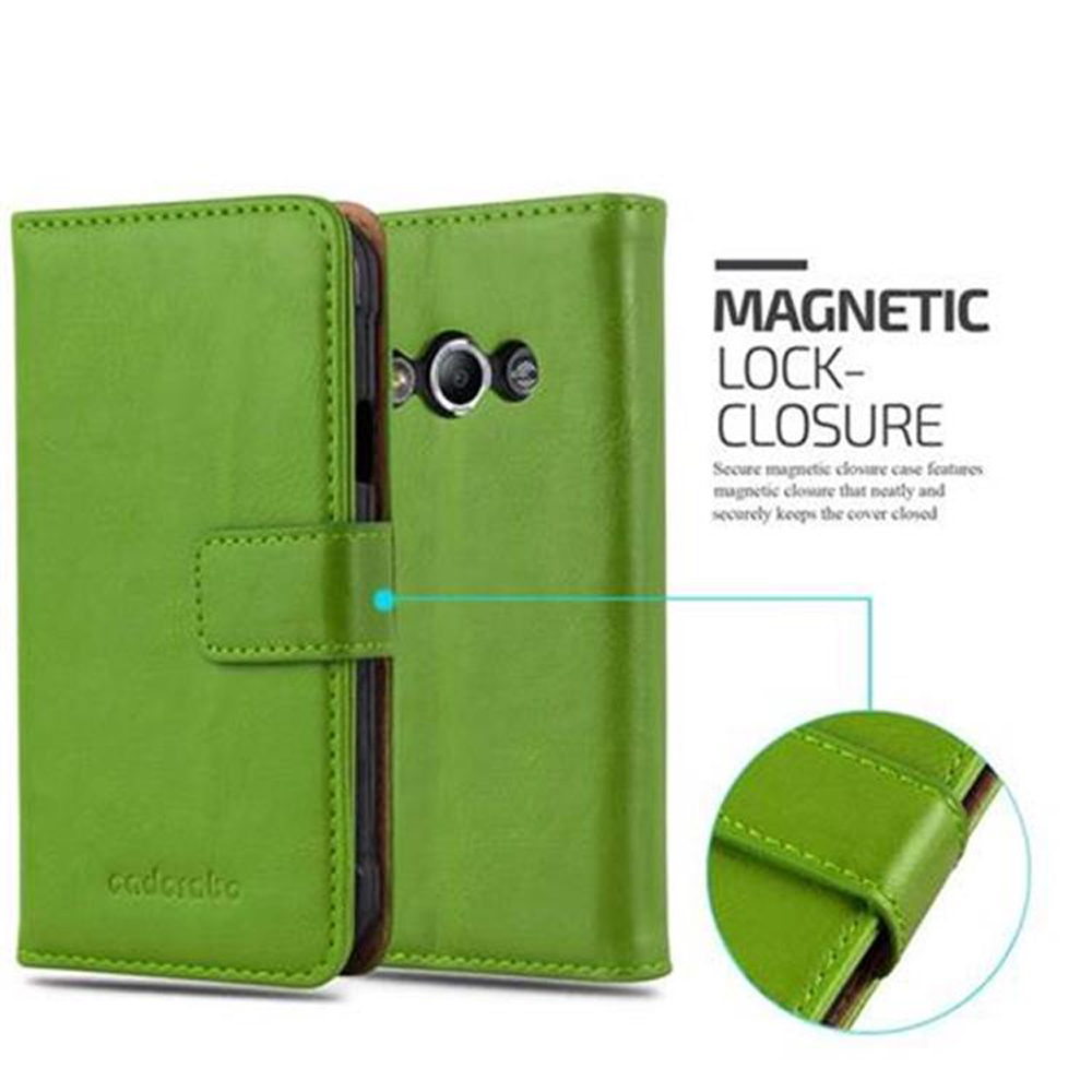 Custodia a libro verde con chiusura magnetica, che mostra la fotocamera.