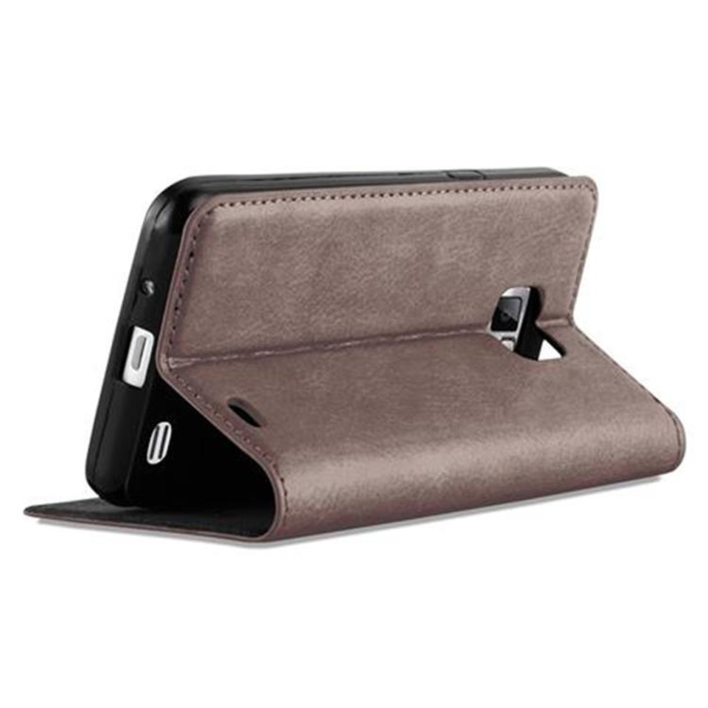 Ein braunes Smartphone-Flipcase steht geöffnet auf weißem Hintergrund.