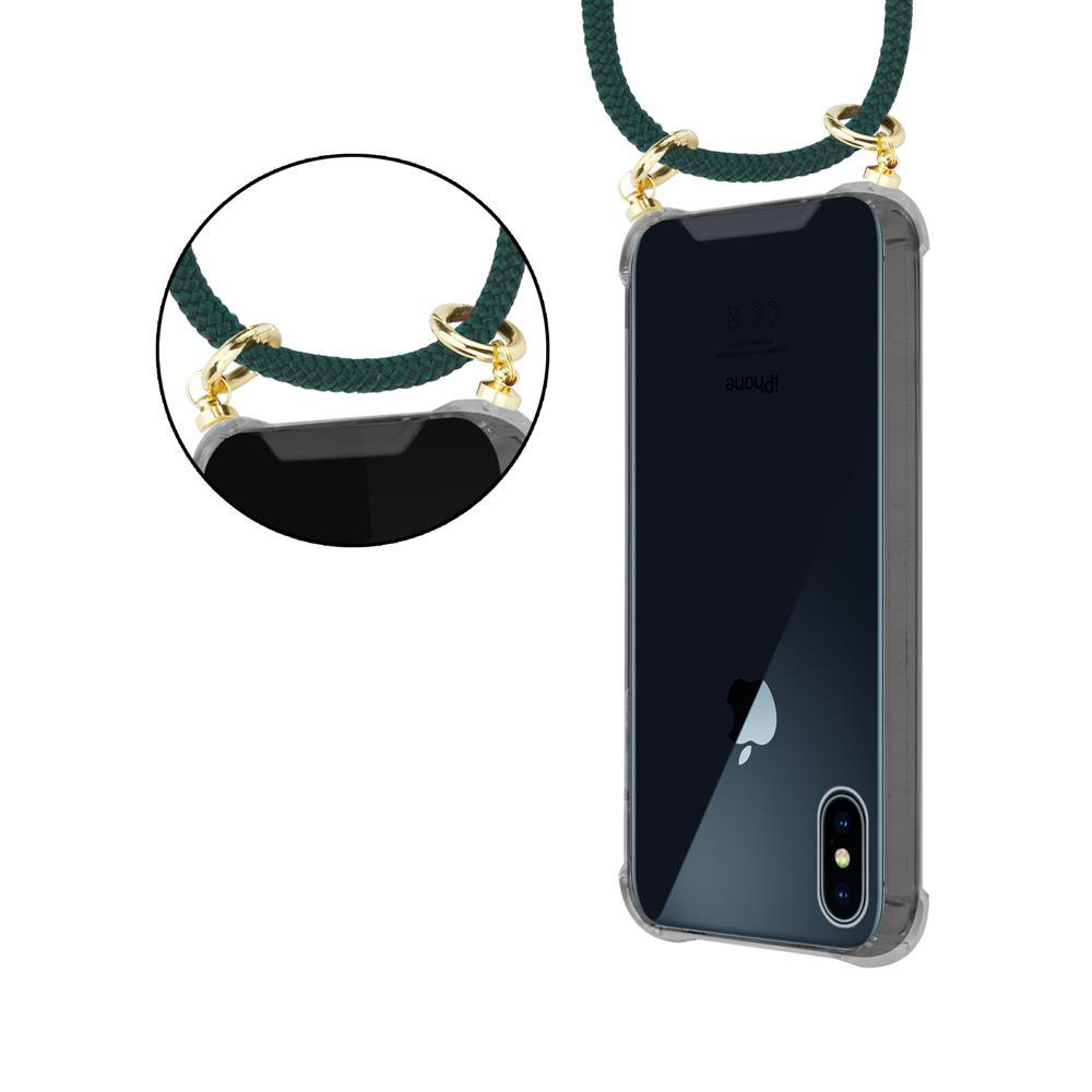 Un iPhone trasparente con laccetto verde scuro fissato da anelli dorati. Vista ravvicinata.