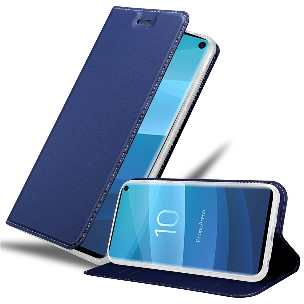 Ein blaues Smartphone mit einer Hülle, das auf einem weißen Hintergrund steht.