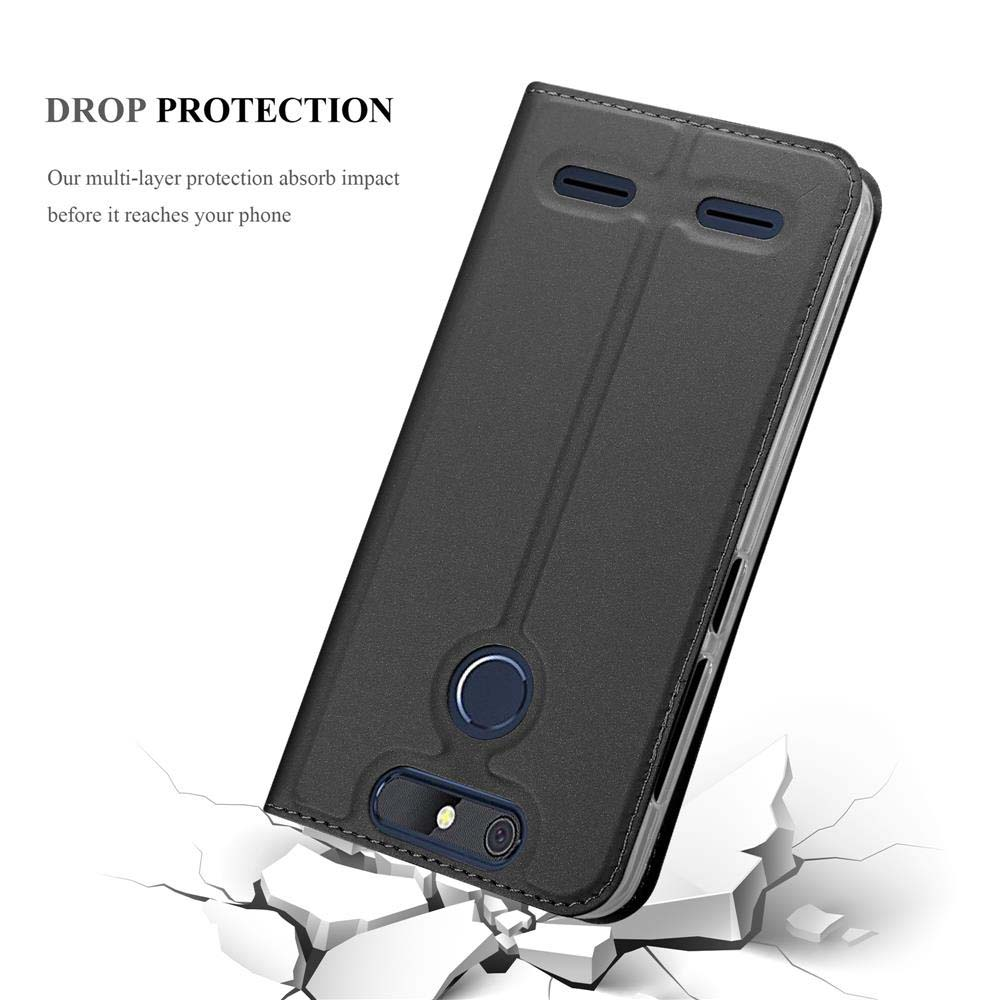 Una funda negra para teléfono con superficie texturizada descansa sobre una superficie blanca agrietada.