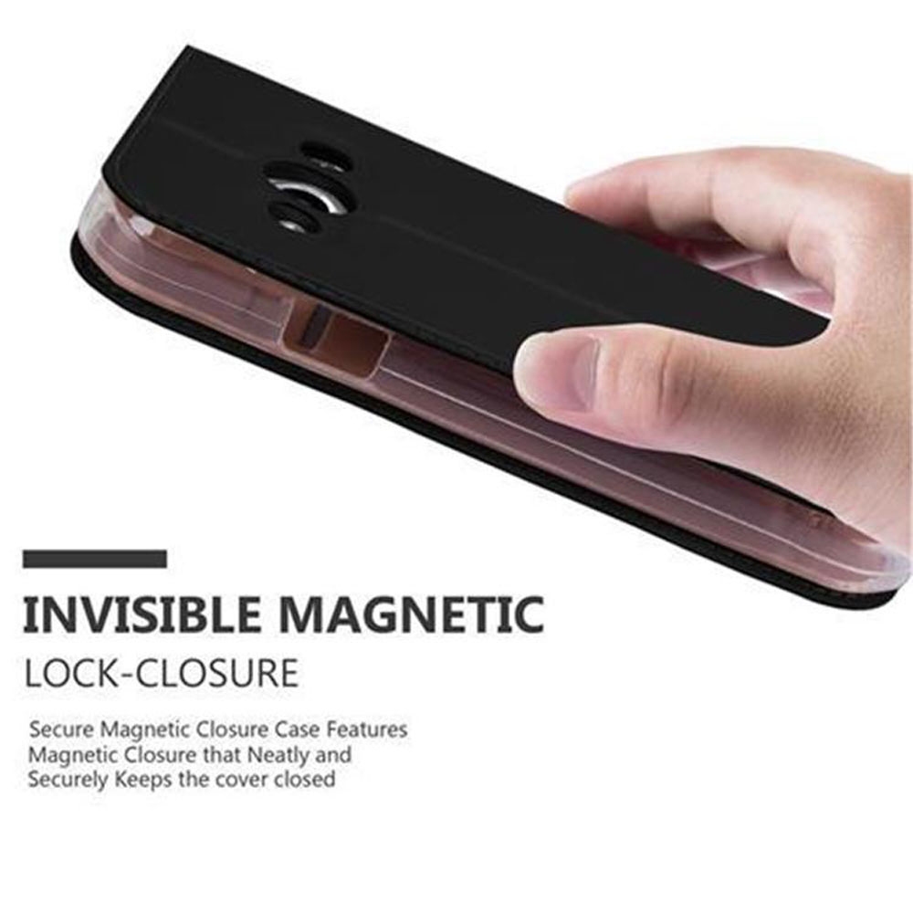 Una mano tiene una custodia nera per telefono con chiusura magnetica.