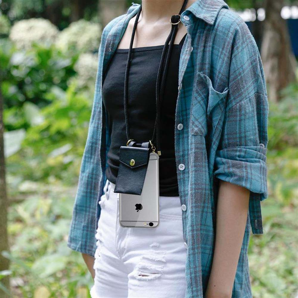 Persona con marsupio per telefono a tracolla, camicia a quadri e pantaloncini bianchi.