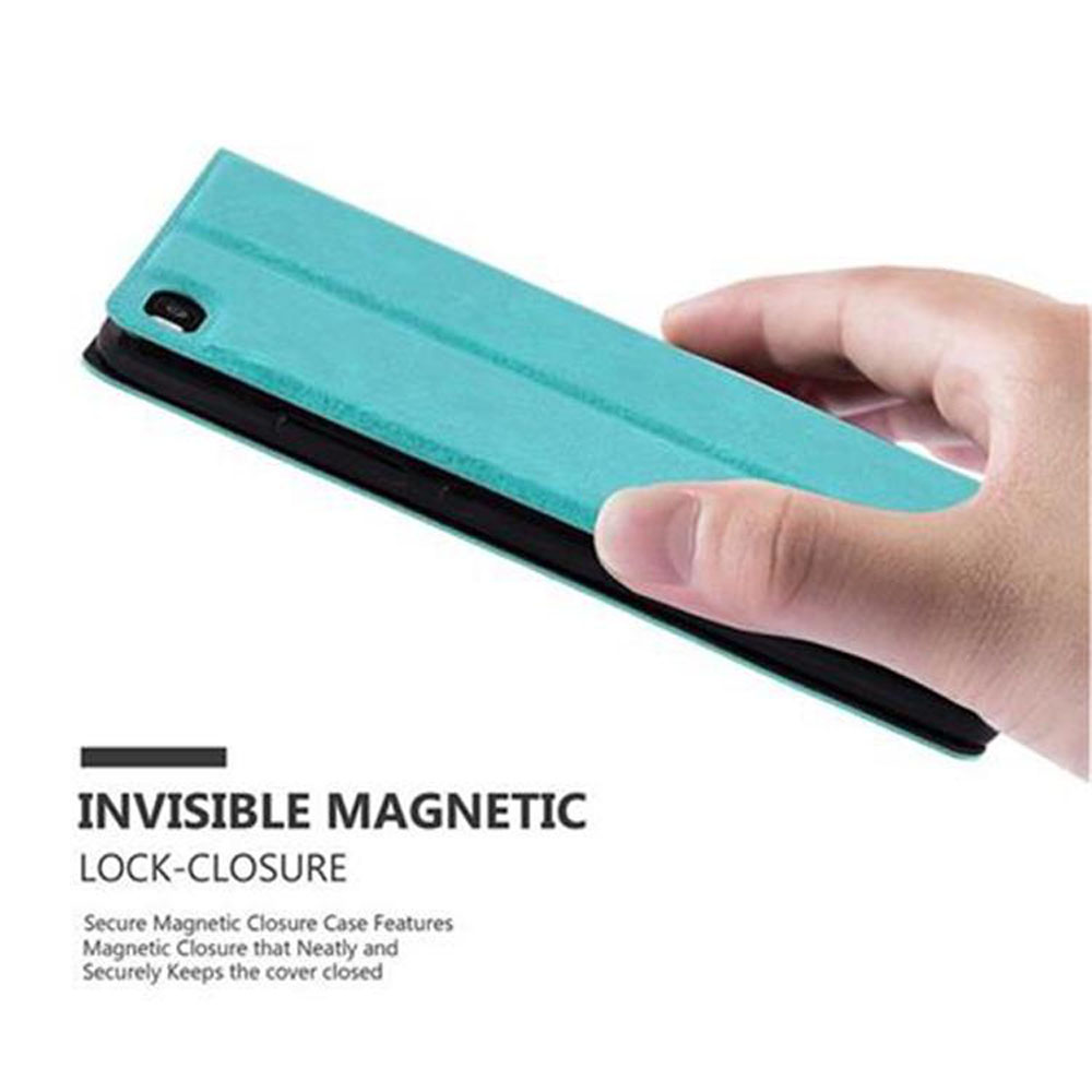 Una mano tiene una custodia per telefono turchese con chiusura magnetica invisibile.