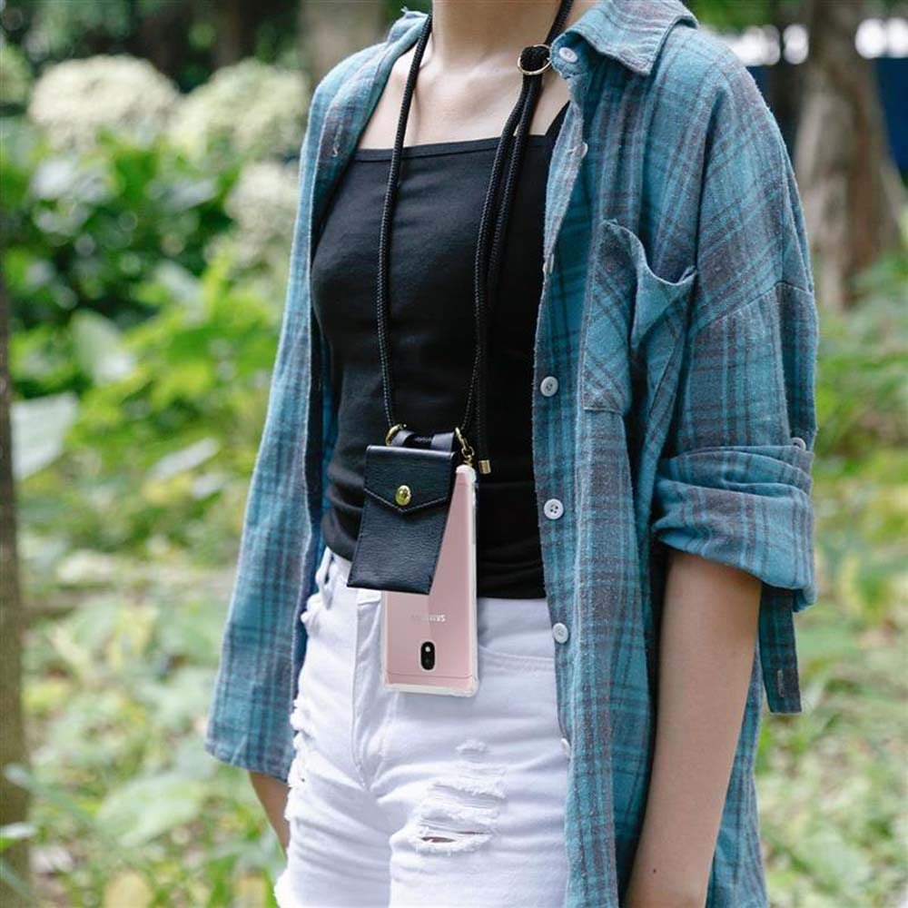 Donna con custodia per telefono al collo, indossa camicia a quadri.