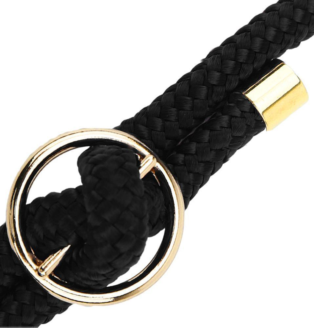 Corda nera intrecciata con anello e cappuccio dorati, su bianco.