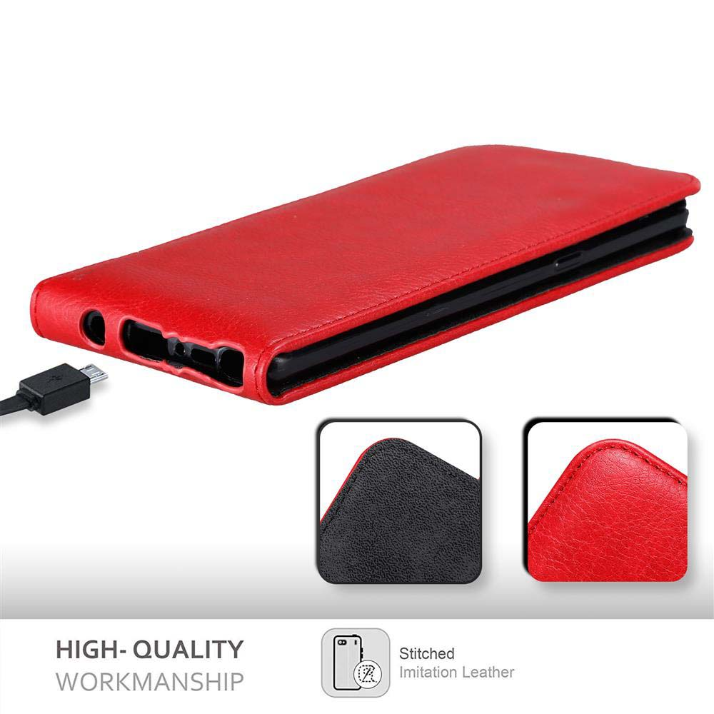 Custodia rossa per telefono con porta USB e viste dettagliate di cuciture e materiale.