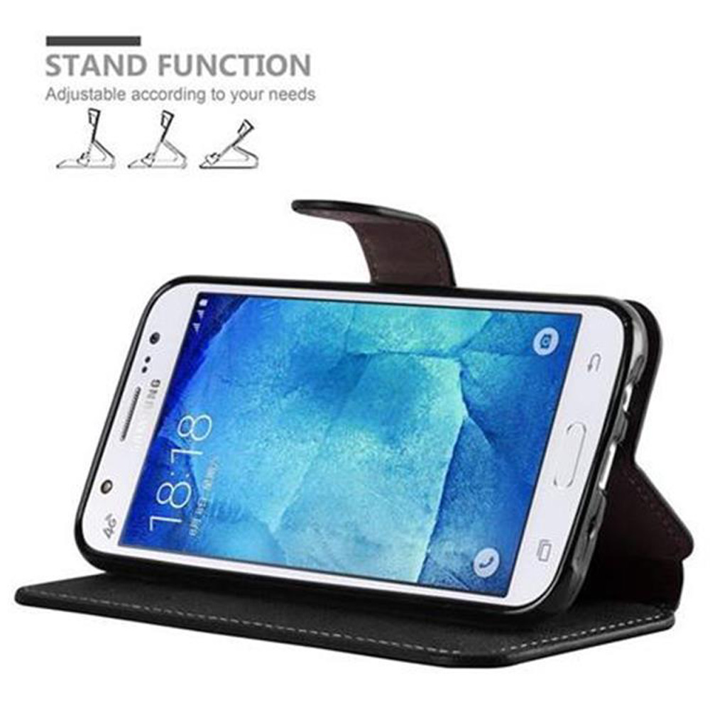 Un smartphone en un estuche tipo libro negro, mostrando la hora en su pantalla.