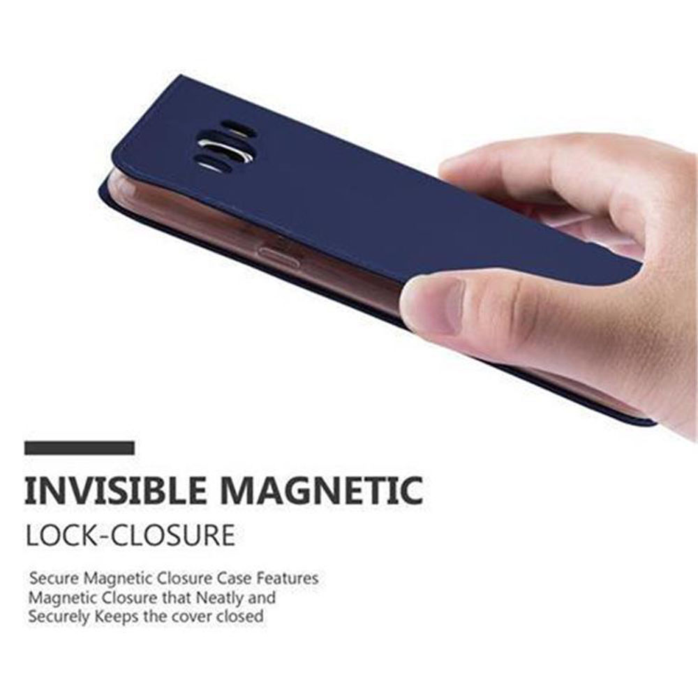 Una custodia blu per telefono con chiusura magnetica è tenuta da una mano.