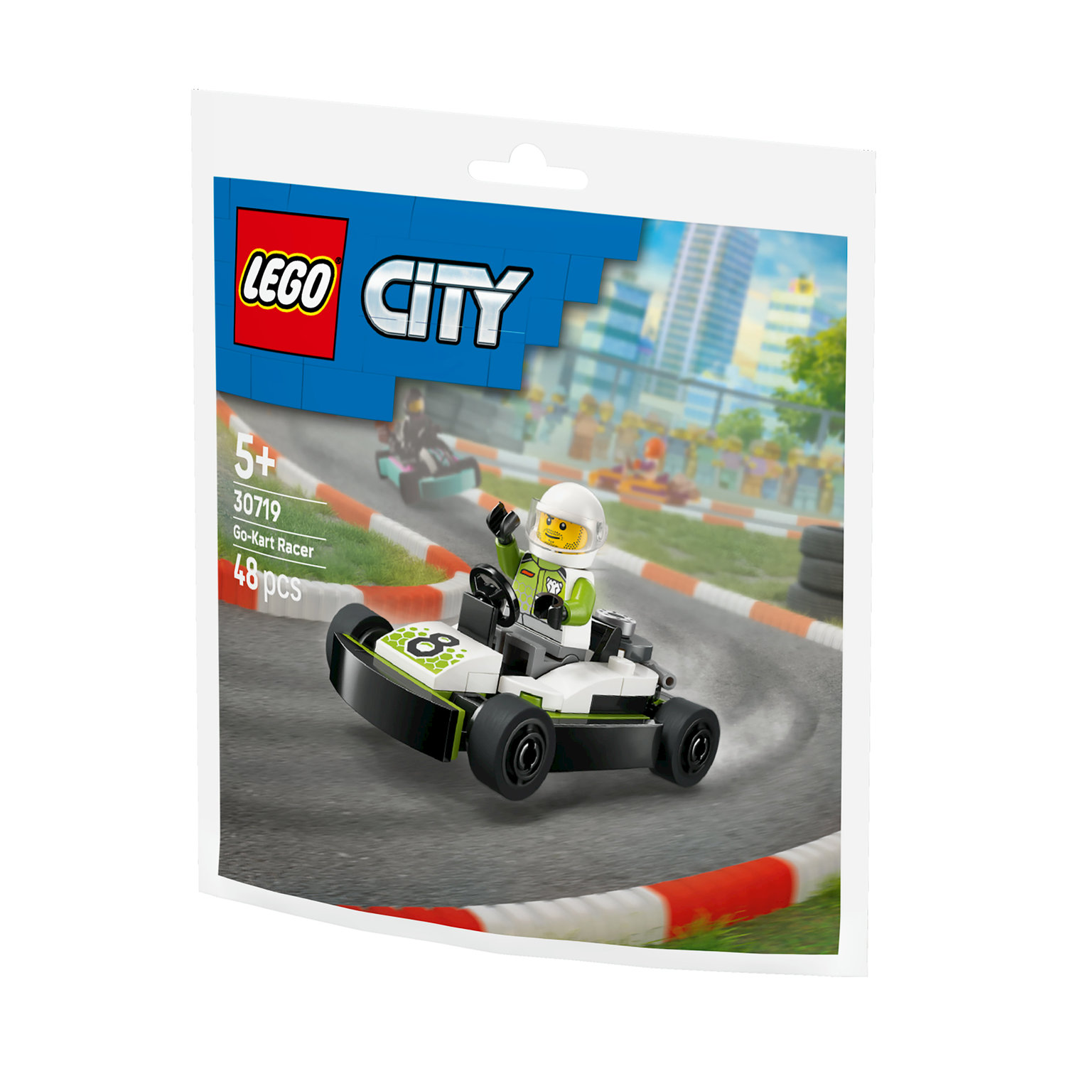 Go-kart LEGO City con conductor en una pista de carreras.