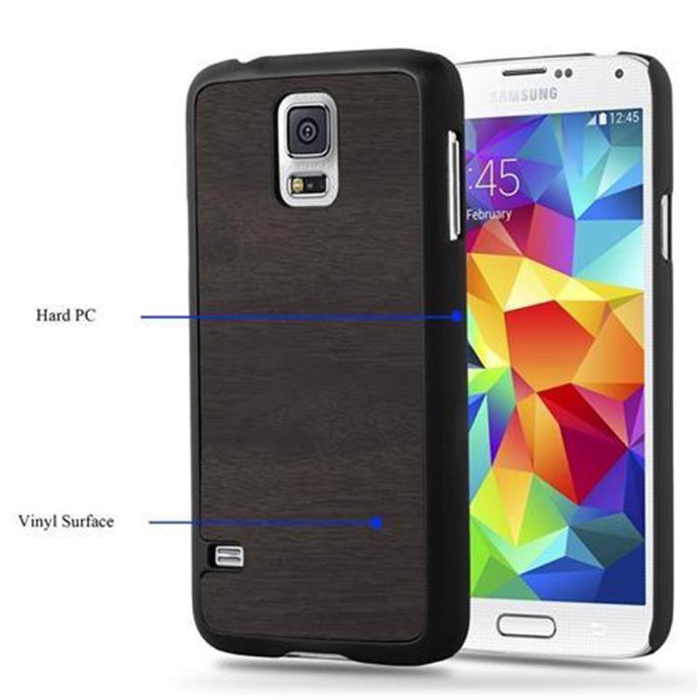 Un telefono nero con custodia a motivo venatura di legno. Lo schermo è acceso.