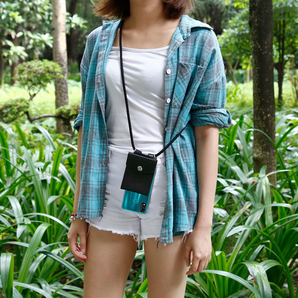 Una donna con camicia a quadri blu, top bianco e shorts indossa una custodia.