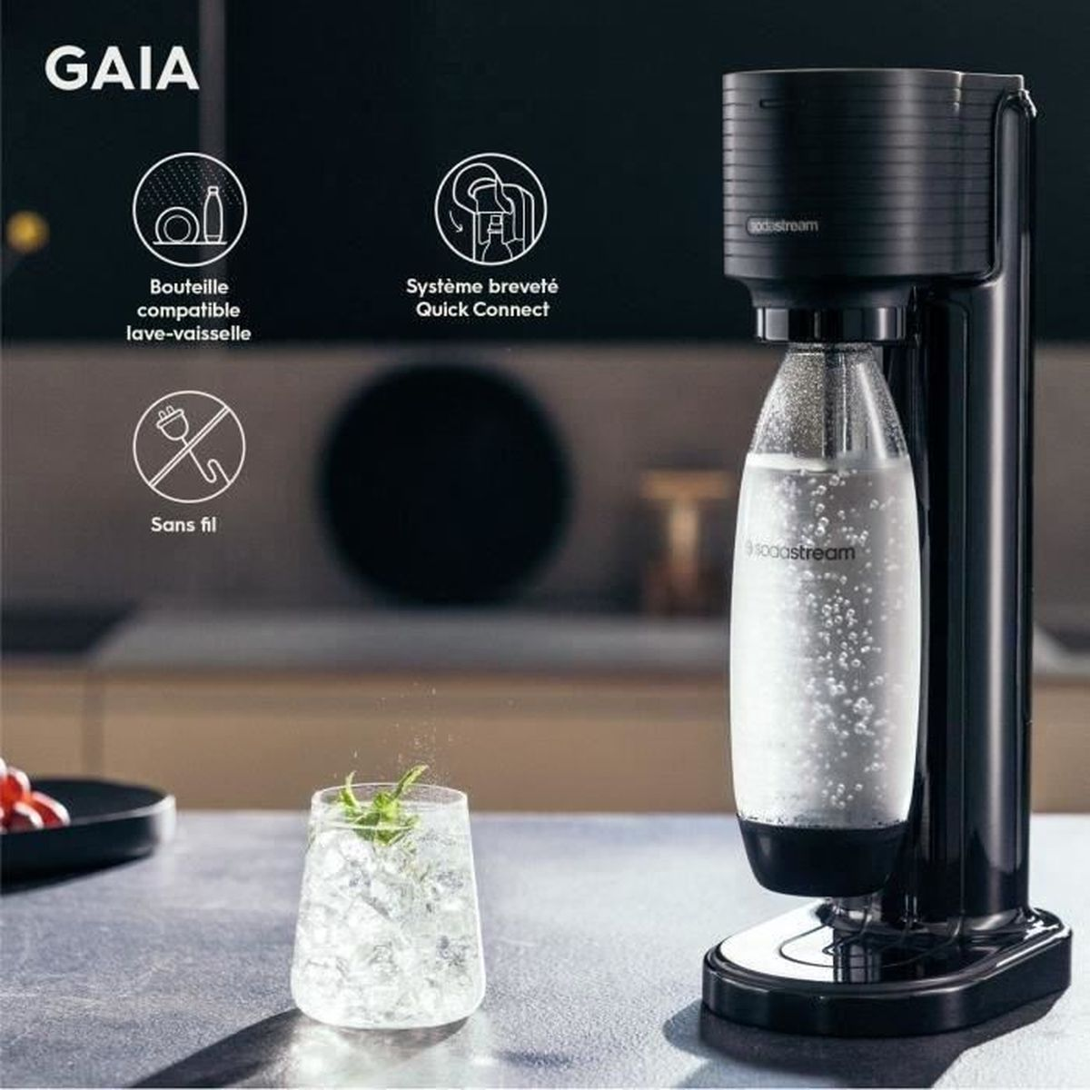 Zwarte SodaStream Gaia op aanrecht met glas bruisend water. Kenmerken: vaatwasmachinebestendige fles, draadloos, Quick Connect.