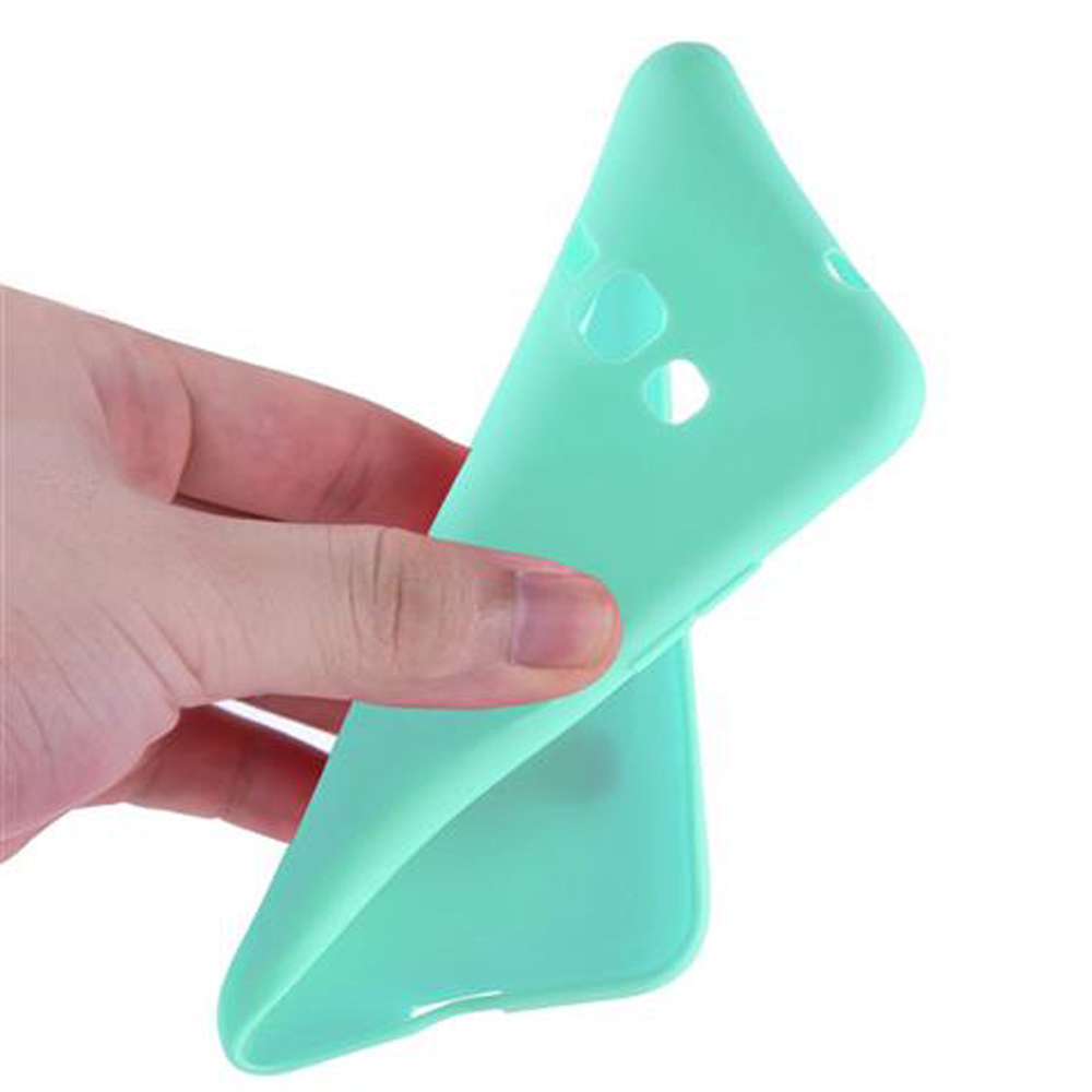 Una mano tiene una custodia turchese per telefono con ritagli.